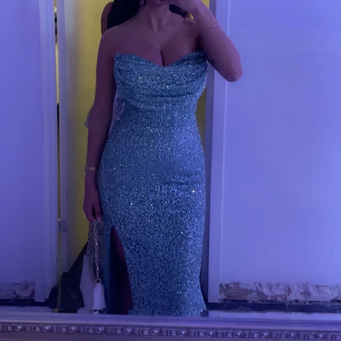 Glittrig grön långklänning