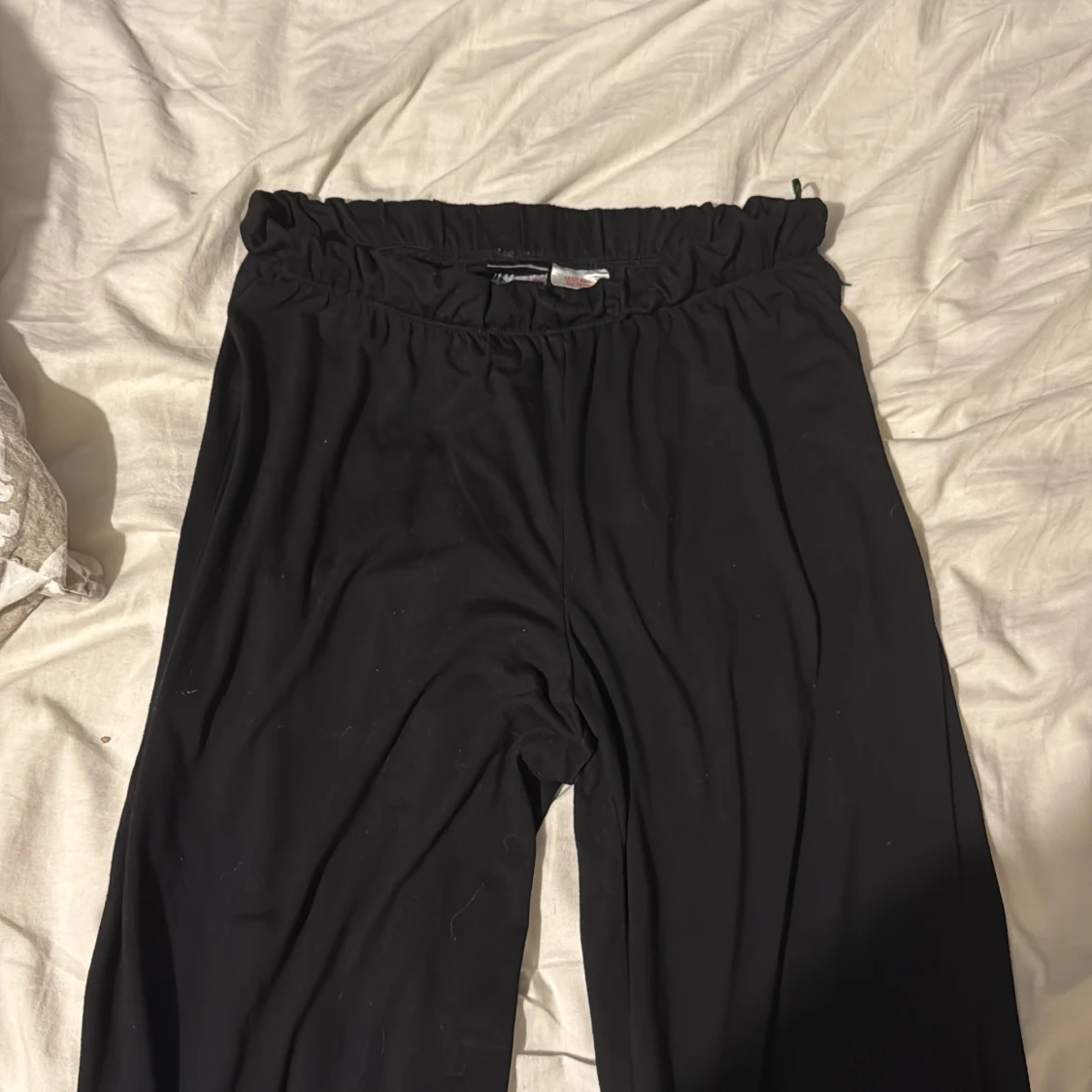 Svart sov sett med vit kant