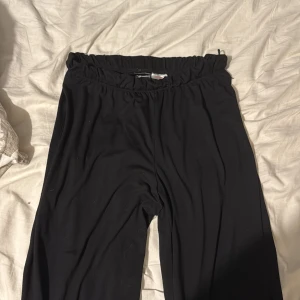 Svart sov sett med vit kant - Svart sov sett från H&M. Tröja är storlek Small och byxorna är också Small