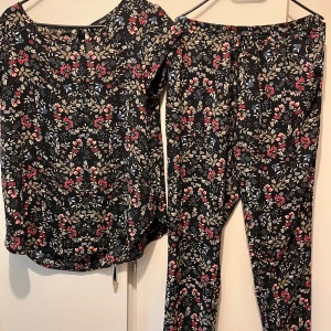 Nytt set byxor och blus strl 38 - Set med byxor och blus från Only. Kollektion: onlNOVA LUX S/S AOP Byxorna har fickor framtill, resår och snörning i midjan. Material: elastan och polyester Helt nytt, aldrig använt. Endast provade. 