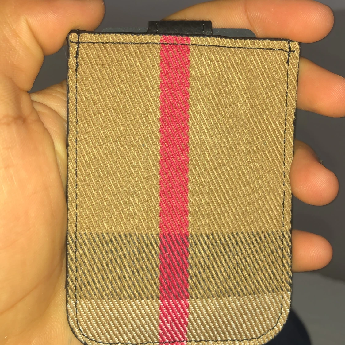 Beige och rutig plånbok med röd rand - 1