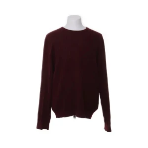 Vinröd stickad tröja från Bläck - Mysig vinröd stickad tröja från Bläck i 100% bomull. Klassisk rund halsringning och långärmad modell med diskret ribbad struktur. Perfekt för lager-på-lager under hösten och vintern.