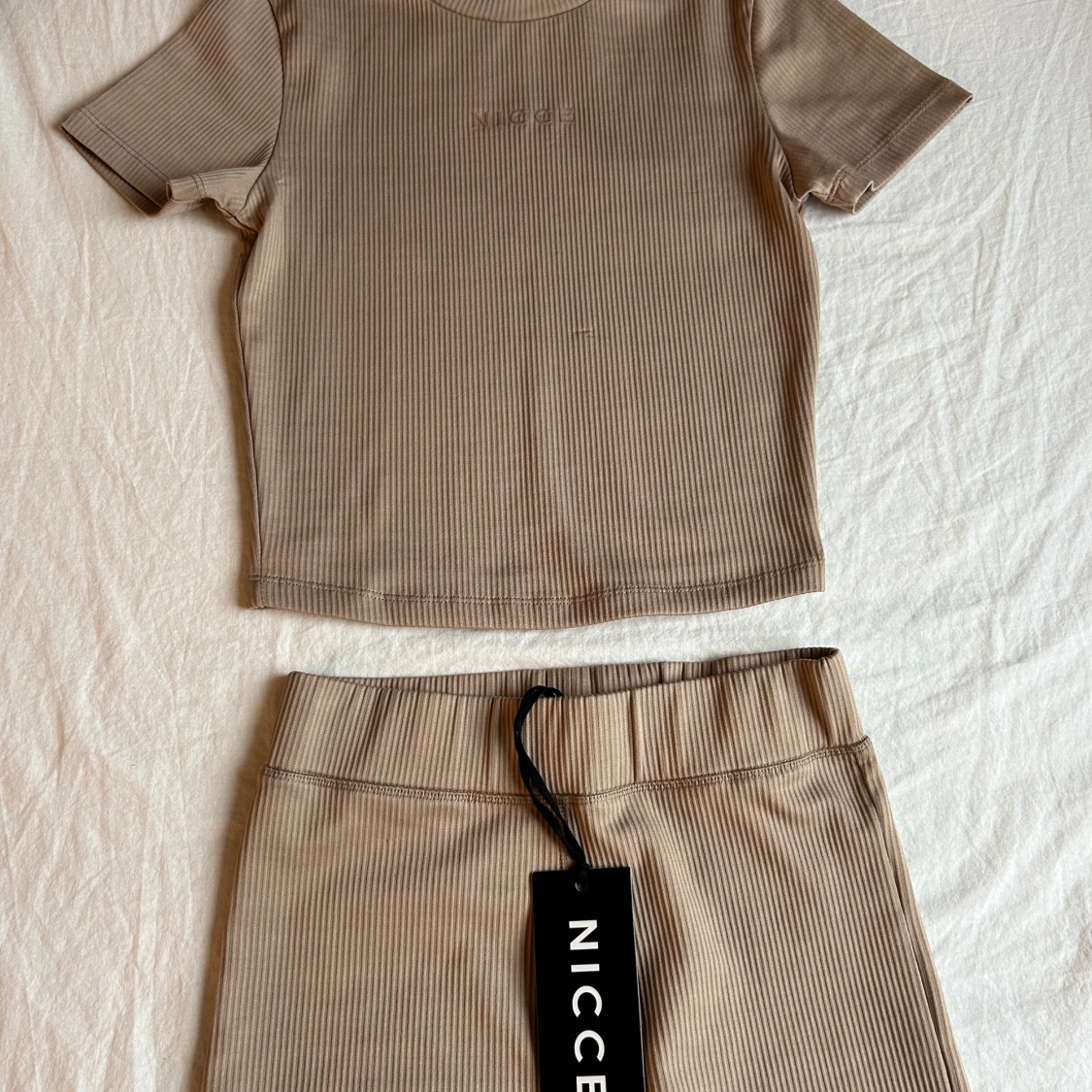 Beige ribbad t-shirt från Nicce - 2