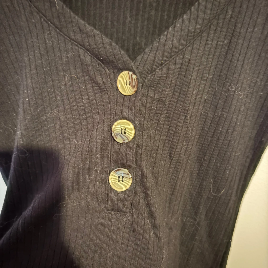 Svart ribbad topp med knappar NA-KD - 1