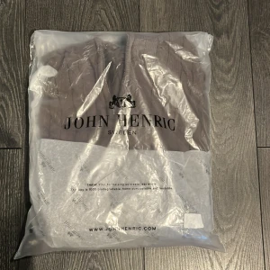 Grön stickad tröja John Henric half zip - Snygg mörkgrön kabelstickad tröja från John Henric med half zip i halsen. Tröjan har hög krage och långa ärmar, perfekt för en lyxig look. Klassisk och stilren modell som passar till många outfits. Nypris ca 800kr-1000kr 