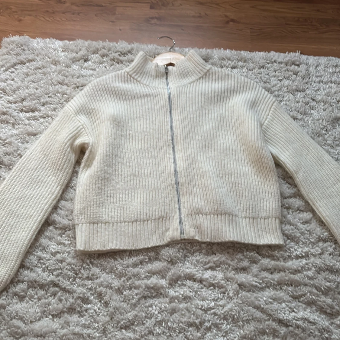 Kräm vit stickad kofta med dragkedja