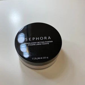 Sephora Translucent Setting Powder - Translucent setting powder från Sephora i en rund burk med svart lock. Perfekt för att fixera sminket och ge en matt finish utan att kännas tung. Innehåller 17,29 g och passar alla hudtoner tack vare den genomskinliga formulan.