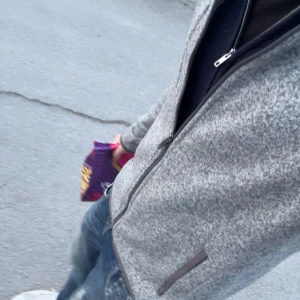 Patagonia fleecejacka  - Snygg patagonia fleecejacka med hel dragkedja och två fickor framtill. Jackan har en enkel och clean look, perfekt för lager-på-lager och chill vardagsstil. Mjuk och skön känsla, passar dig som gillar avslappnat men ändå vill se fräsch ut. Mycket bra skick