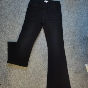 Svarta bootcut jeans Gina Tricot 158 - Jättejättefina svarta jeans från Gina Tricot i storlek 158. Bootcut-modell med nitar på fickorna och är lowaist, beställde de igår men var lite stora så helt nya💕har för mig att original pris är omkring 300-400