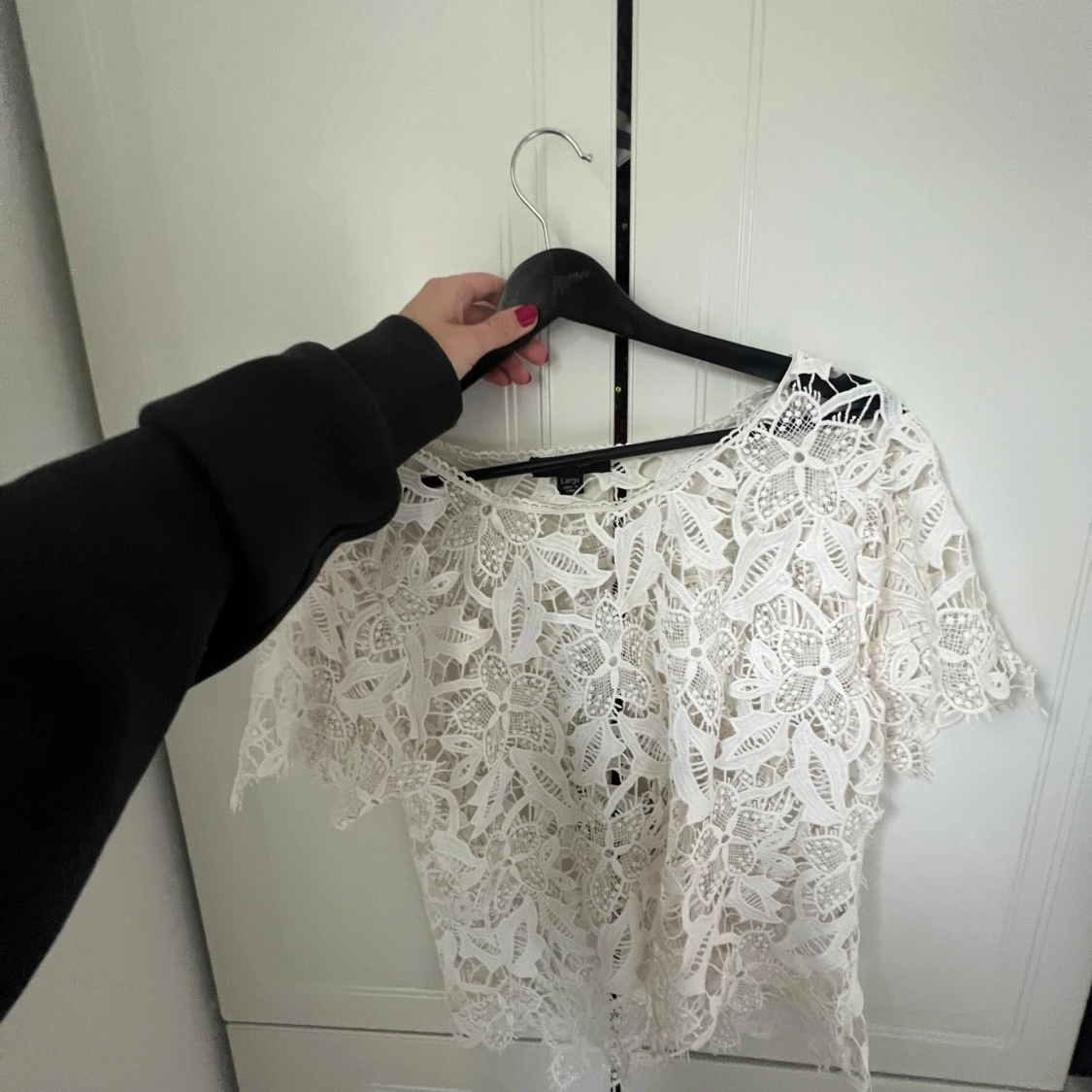 Vit blommig spetsblus