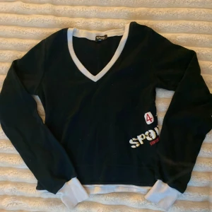 Svart tröja från sabra - Svart långärmad tröja från Sabra, är ganska liten passar s och xs, är 40x50. Perfekt för hösten 