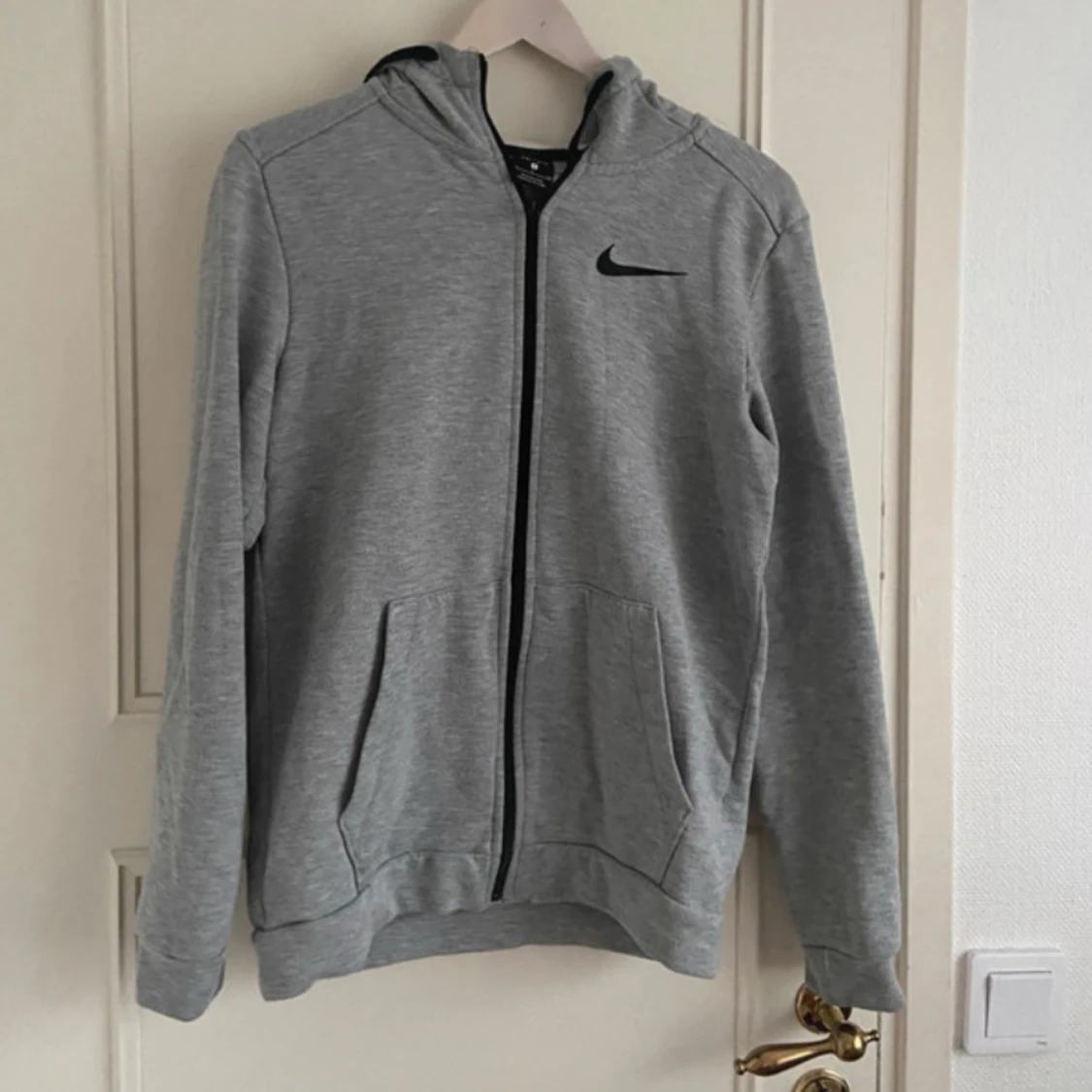 Grå hoodiejacka från Nike