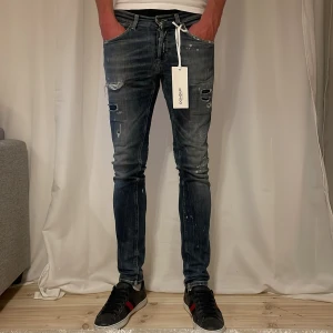 Dondup George jeans  - Dondup George jeans i väldigt bra skick förutom lagning där bak, men verkligen inget man tänker på, storlek 32, modellen är 1,86 och väger ca 70. 