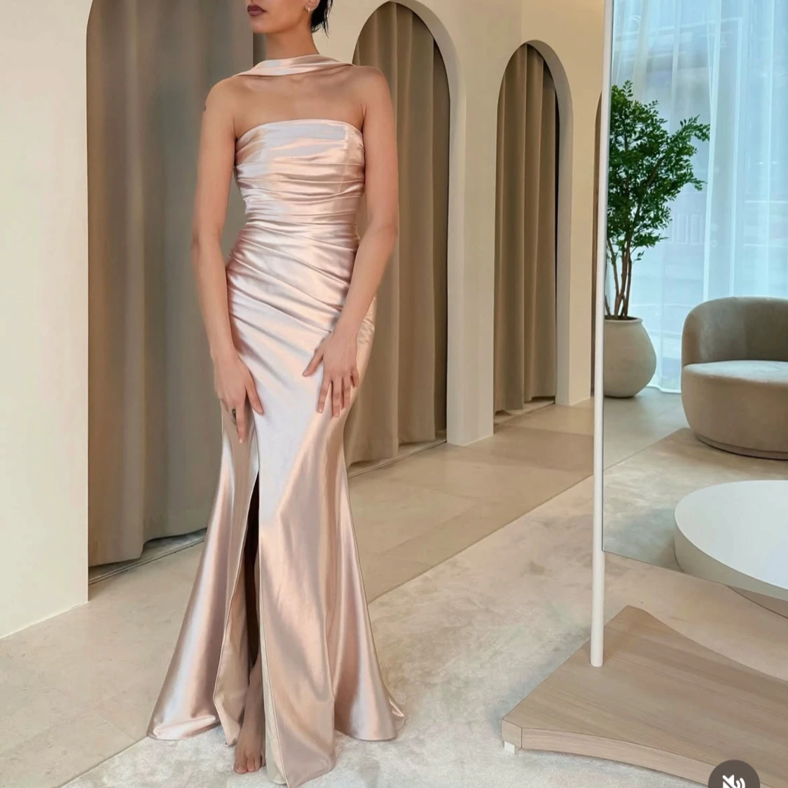 Champagnefärgad långklänning i satin - 1