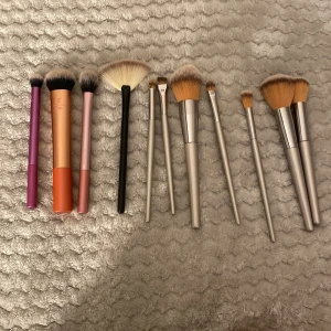 Set med sminkborstar och ögonskuggsborstar - Säljer ett set med 10 sminkborstar i olika former och olika märken. inklusive borstar från Real Techniques (RT). 💗 skriv till mig så kommer vi fram till ett pris gemensamt!🙏🏼💗