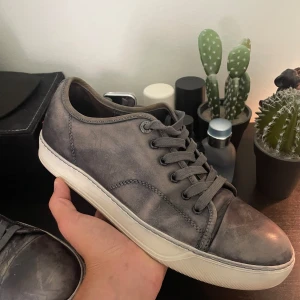 Lanvin  - Tjena! Säljer dessa Lanvin skor med en riktigt fet ”brushed” läder look✔️ storlek 7 (passar upp till 42)✔️Mitt pris 1600kr Nypris 4500kr✔️Har du någon fråga eller fundering är det bara att skriva✔️