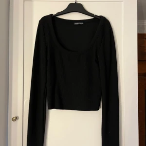 Svart långärmad tröja från bershka - Säljer denna svarta långärmade u ringade tröja från bershka då den börjar bli för liten på mig. Använt flitigt. Storlek XS