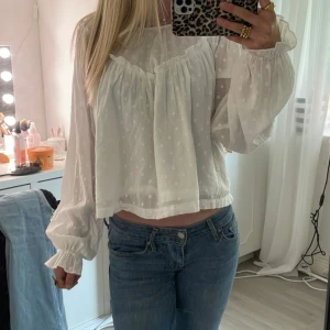 Vit blus från Gina tricot  - Säljer den här jättefina blusen då jag inte använder den längre. 💕