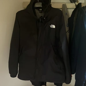 Svart vindjacka från The North Face M - Svart vindjacka från The North Face i storlek M. Knappt använd. 