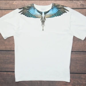 Marcelo Burlon T-Shirt - Säljer nu min otroligt snygga och coola t shirt ifrån marcelo burlon, den är i totalt nyskick och passar XS/S. Hör av dig vid funderingar 