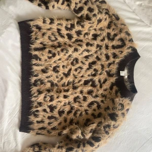 Gosig tröja  - Fin tröja från hm i storlek xs-s som är super cool och passar till kalla gosiga dagar eller kalla sommarkvällar