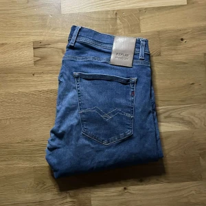Replay Grover Hyperflex jeans - Säljer ett par blå Replay Hyperflex jeans med klassisk femficksdesign och snygga sömmar på bakfickorna. Jeansen är i stretchigt denim som ger skön passform och rörelsefrihet. Perfekta för dig som gillar stilrena och bekväma jeans. Längd 107cm har blivit lite utöjda i grenen skriv och fråga så skickar jag bild 😊