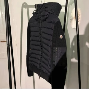 moncler cardigan - Säljer en fet moncler i nyskick