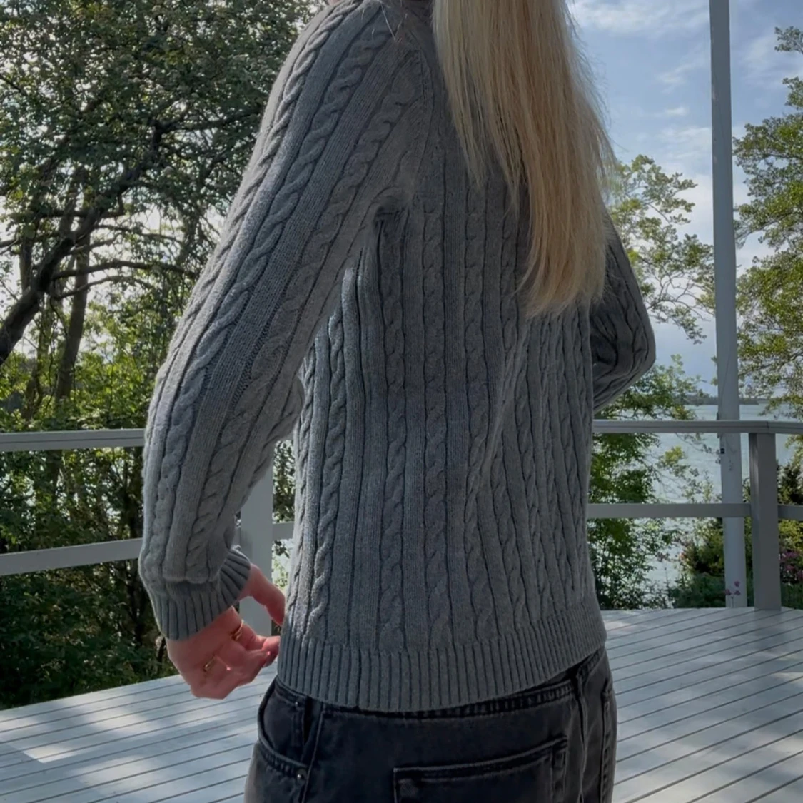 Grå kabelstickad tröja  - 3