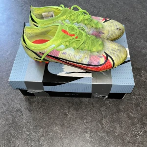 Nike Mercurial vapor 14 - Säljer ett par Nike mercurial vapor 14. Sällsynsta skor, ganska använda men funkar lika bra att spela med. De har ett litet hål som du kan se på sista bilden men det påverkar ej när man spelar. 