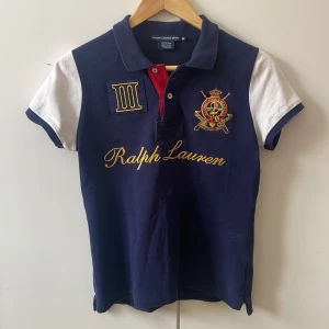 Ralph lauren piké - En stilren piké från Polo Ralph Lauren🎠 Den är i nyskick utan någon defekt. Storlek M. Perfekt nu under sommaren! Skriv i Dm om du har några funderingar!🏖️🔱⭐️
