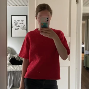 Röd stickad tröja från Gina Tricot young  - Säljer en röd stickad tröja från Gina tricot young i storleken 170, använd en gång så i mycket bra skick 