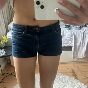 Mörkblå jeansshorts från Gina Tricot - Mörkblå jeansshorts från Gina Tricot. Jätte skönt material och sitter bra. Kanten är uppvikt men går att vika ner längre om man skulle vilja.💕Skulle säga att dom motsvarar S/M i storleken.