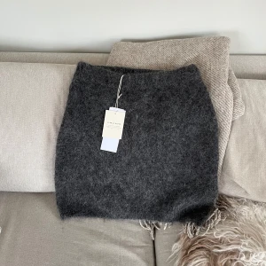 Mörkgrå stickad minikjol i alpackablandning - Supermjuk mörkgrå minikjol i alpackablandning. Helt ny med lapparna kvar 🥰nypris 599 kr.
