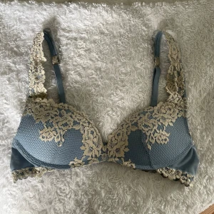 Blå Intimissimi bh🩵 - Säljer den populära Intimissimi bh:n i ljusblå färg som inte går att få tag på längre. I storlek 70b, köptes förra sommaren och använd men väl omhändertagen, skriv för fler bilder🫶 pris kan självklart diskuteras!! Lappen är bortklippt ibak.