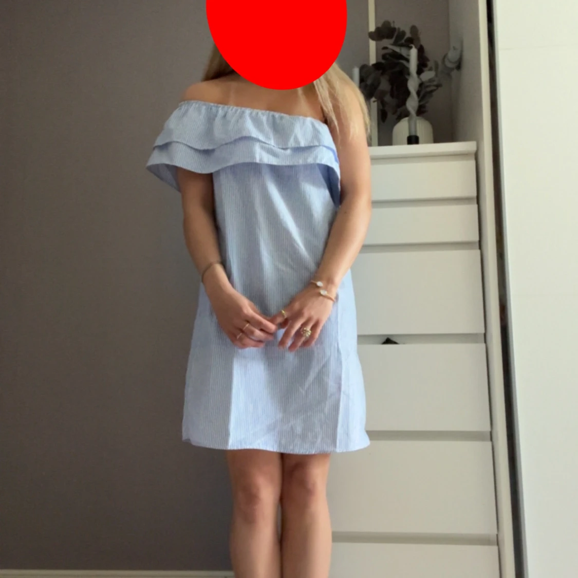 Blåvit offshoulder klänning med volang - 2