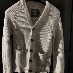 Stickad cardigan - Riktigt skön cardigan till ett riktigt bra pris. Den är i storlek S och är normal i storleken. Bara att höra av sig vid frågor! Priset är ej hugget i sten och kan diskuteras vid en snabb affär