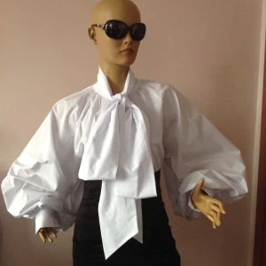 Vit blus - Vit skjorta/blus med knyte, pris kan absolut diskuteras!