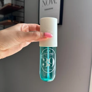 Sol de Janeiro 39 - Säljer en Limited edition Sol de Janeiro, Cheirosa 39. Doften har noter av kokoskräm & vanlilj. Parfymen är endast prov sprayad men var inte min doft.