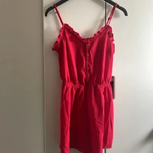 Röd byxdress  - Fin röd byxdress
