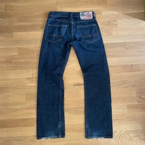 Ralph lauren denim and supply jeans - Jeans ifrån ralph Lauren denim & supply med amerikansk flagga tag i bak. Size 30/32. rak passform och smått sliten benöppning men jag rockar endå alla mina jeans uppvikta så gör inte så mycket. Skriv för frågor/fler bilder