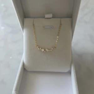 Halsband med Kristaller - Ett vackert halsband. Perfekt för både vardag och fest.