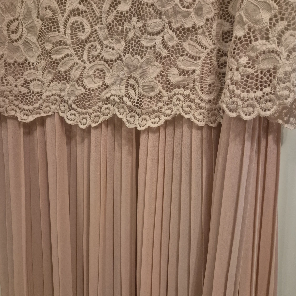 Ljusrosa spetsklänning från Happy Holly - 1