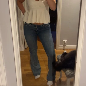 Bootcut jeans med låg midja - Säljer jätte fina blå jeans med bootcut och låg midja från bikbok! Väldigt bekvämt material för att vara jeans! Formar sig fint efter kroppen💙storlek Xs Längd 32!