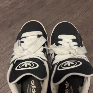 Adidas Campus svartvita sneakers 39⅓ - Säljer mina Campus 00, har ej kunnat använda dom som jag vill då jag har ”bredare” fötter och skorna kändes för smala för mig. Använde dom under en vecka och sen dess har dom bara stått och samlat damm på en hylla. Går ner i pris vid snabb affär☺️