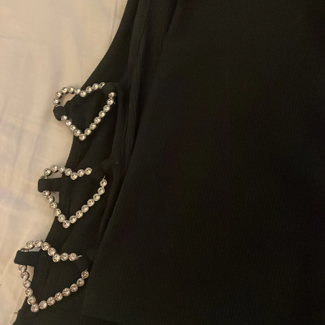 Svart ärmlös topp med hjärt-detaljer - 1