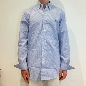 Randig Ralph Lauren Skjorta - Vit/ blå randig Ralph lauren skjorta || Storlek M (Slim Fit) || Skjortan är i bra skick || Mitt pris 599kr || Modellen på bilden är 170cm och väger 62kg || Tveka inte på att höra av dig vid frågor eller funderingar 