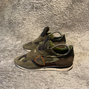 Philippe modell trainers  - Tja, säljer dessa tvärfeta philippe model trainersen i storlek 41 men passar 42. Dessa är en av dom fetaste philippe model trainersen enligt mig. Skicket är 8/10. Perfekta för kalla sommarkvällar och funkar perfekt inför hösten. Hör av dig vid minsta fråga eller fundering🙌