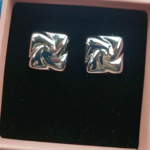 Örhängen  Edblad - Snygga  Milky way örhängen från Edblad. De har en cool, snurrad design som ger en modern och trendig känsla. Perfekta för att lyfta vilken outfit som helst med sin unika form och glans. Original pris 699kr💕🪻 Dom är använda en gång