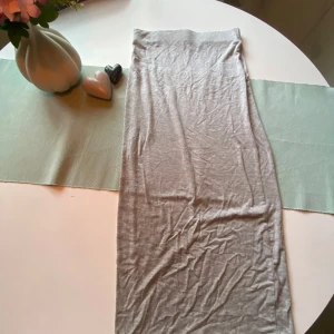 Grå långkjol  - Enkel och stilren grå långkjol från 157. Kjolen är rak i modellen och har en mjuk resår i midjan. Tillverkad i ett tunt och bekvämt bomullsmaterial som passar perfekt till en chill vardagslook från lager 157. Pris går absolut att diskutera!❤️