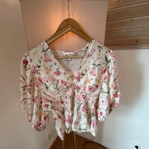 Trendig H&M blus/topp🩷 - Säljer den slutsålda drömiga blusen i storlek M. Använd 2 gånger! 🩷